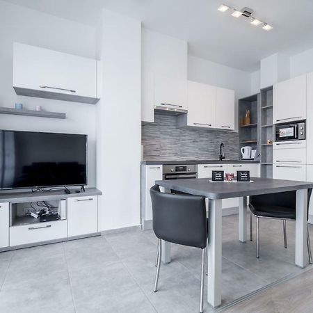 Bpr Chic White Home With Terrace & A/C & Garage Budapest Exteriör bild