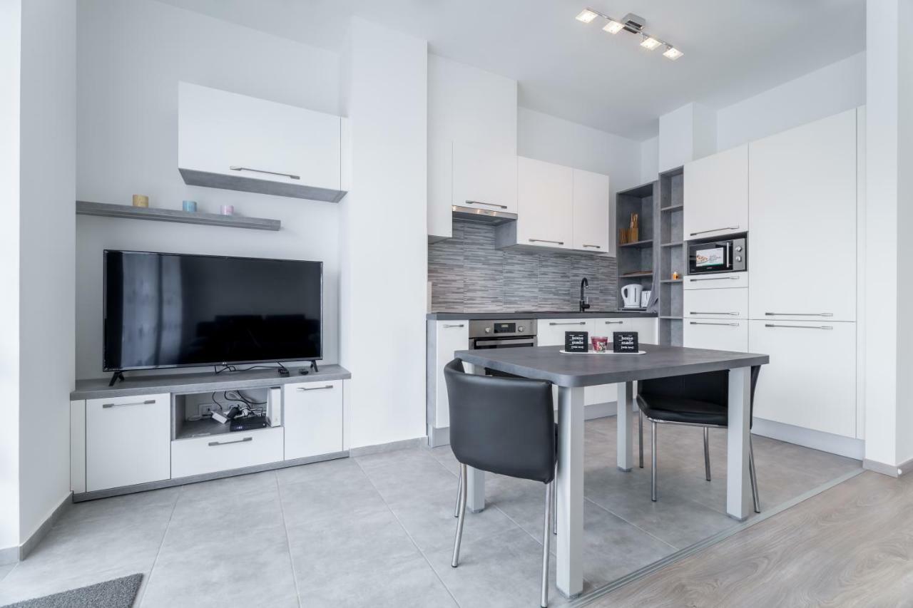 Bpr Chic White Home With Terrace & A/C & Garage Budapest Exteriör bild