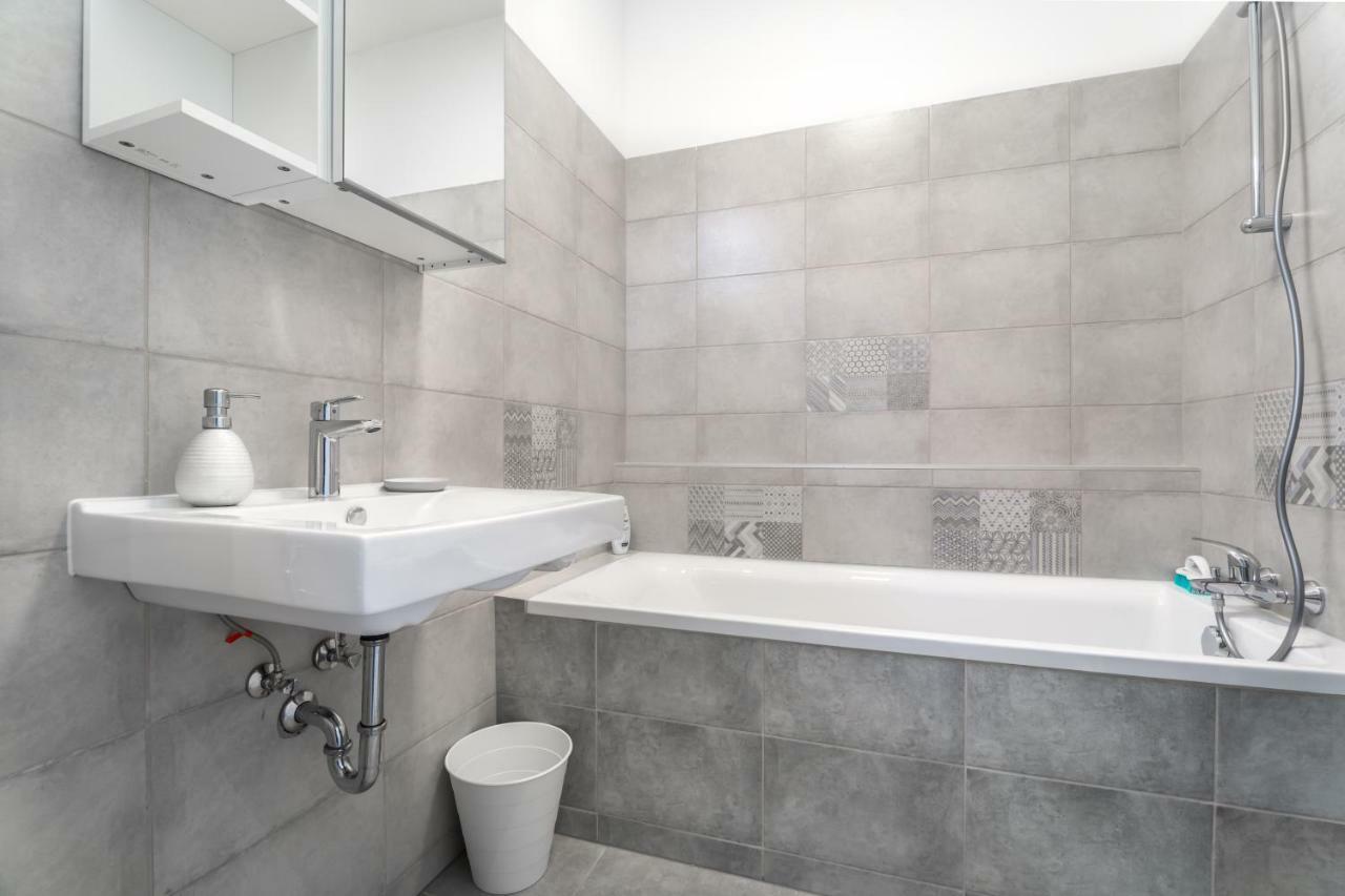 Bpr Chic White Home With Terrace & A/C & Garage Budapest Exteriör bild