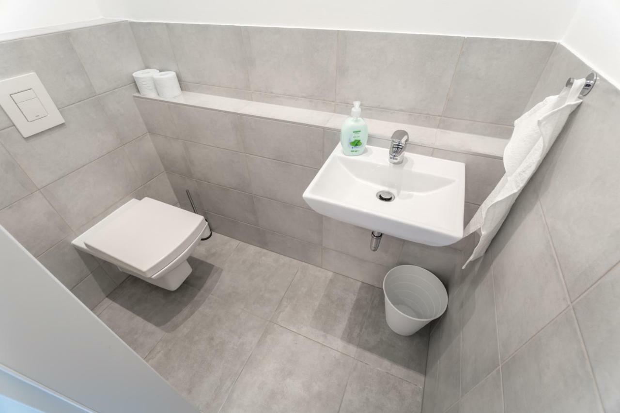 Bpr Chic White Home With Terrace & A/C & Garage Budapest Exteriör bild