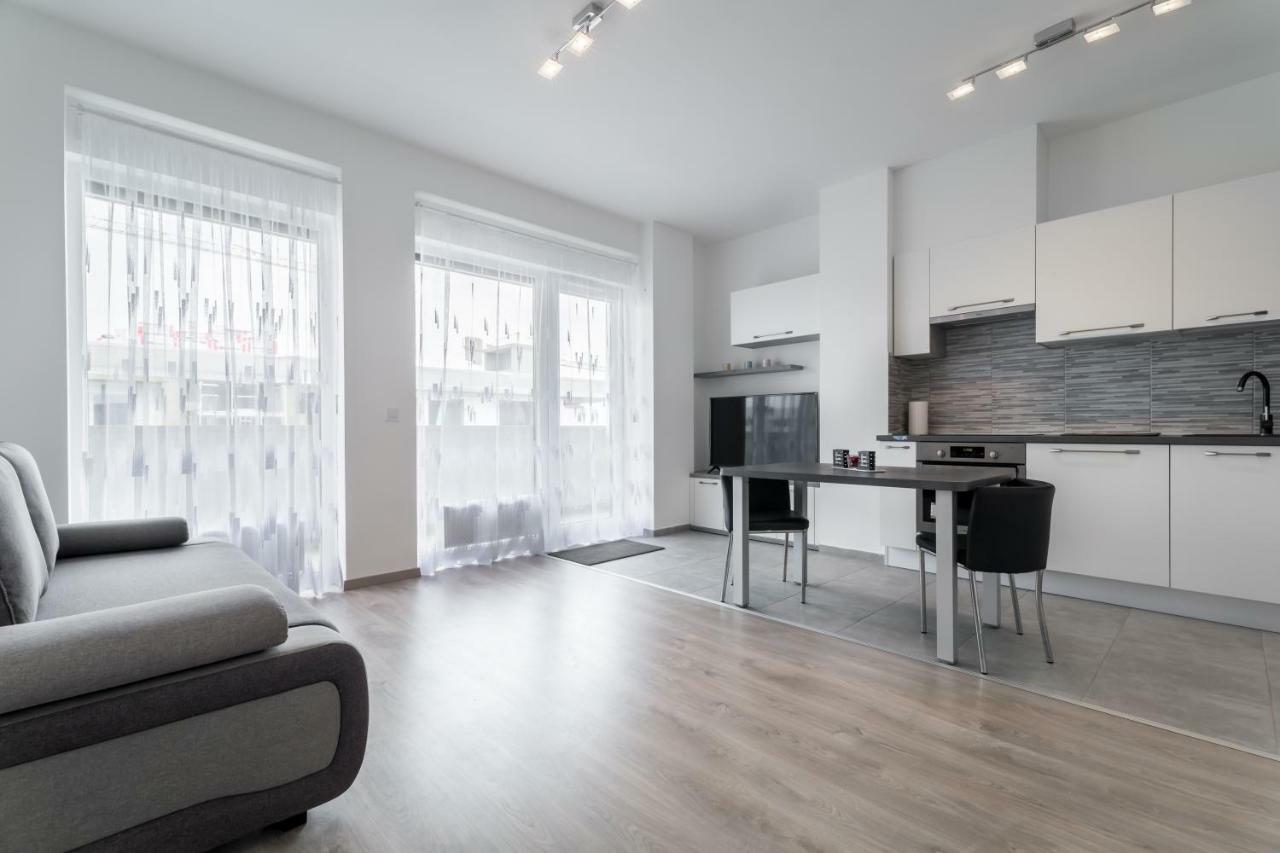 Bpr Chic White Home With Terrace & A/C & Garage Budapest Exteriör bild
