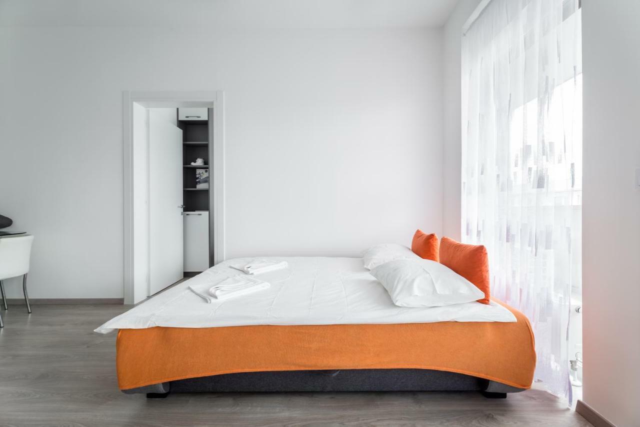 Bpr Chic White Home With Terrace & A/C & Garage Budapest Exteriör bild