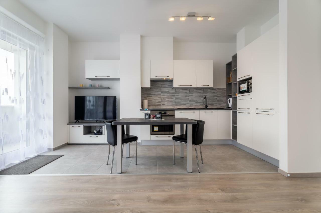 Bpr Chic White Home With Terrace & A/C & Garage Budapest Exteriör bild